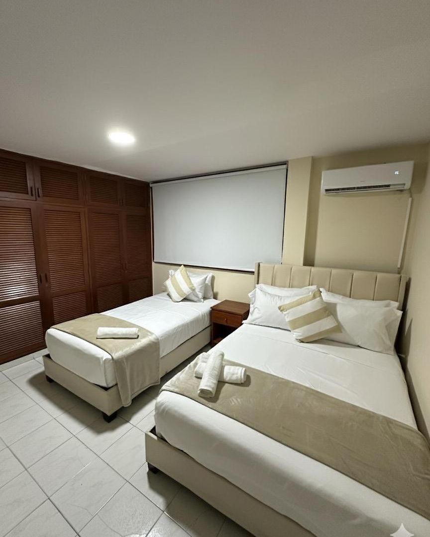 Ladymar Hotel